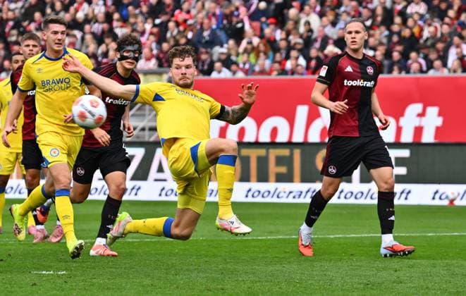 01 11 2025 Soccer Season 2025 2026 2 Soccer Bundesliga 11 Matchday 1 FC Nürnberg FCN Club Eintracht Braunschweig EBS BTSV Sportfoto Zink xwoxzix DFL regulations prohibit any use of photographs as image sequences and or quasi video only for editorial use Kevin Ehlers 21, Eintracht Braunschweig BTSV EBS erzielt Treffer Tor Torschuß zum 2 1