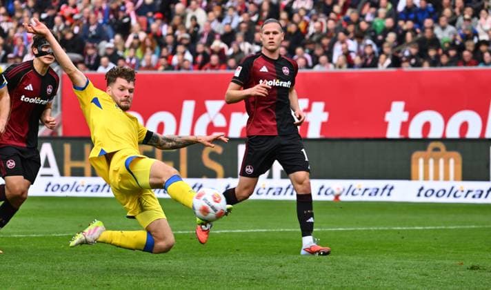 01 11 2025 Soccer Season 2025 2026 2 Soccer Bundesliga 11 Matchday 1 FC Nürnberg FCN Club Eintracht Braunschweig EBS BTSV Sportfoto Zink xwoxzix DFL regulations prohibit any use of photographs as image sequences and or quasi video only for editorial use Kevin Ehlers 21, Eintracht Braunschweig BTSV EBS erzielt Treffer Tor Torschuß zum 2 1