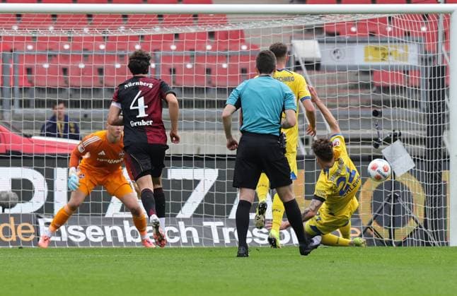 01 11 2025 Soccer Season 2025 2026 2 Soccer Bundesliga 11 Matchday 1 FC Nürnberg FCN Club Eintracht Braunschweig EBS BTSV Sportfoto Zink DaMa xdaxmax DFL regulations prohibit any use of photographs as image sequences and or quasi video only for editorial use Tor Treffer Torschuß zum 2 1 Torschütze Kevin Ehlers 21, Eintracht Braunschweig BTSV EBS vs Jan Reichert 1, 1 FC Nürnberg FCN