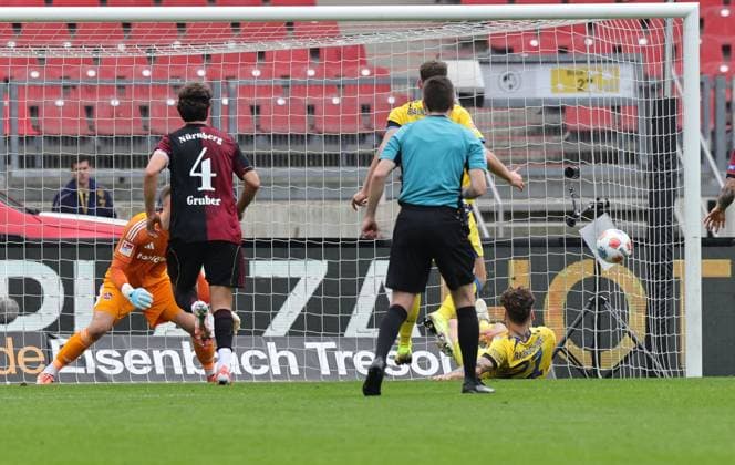 01 11 2025 Soccer Season 2025 2026 2 Soccer Bundesliga 11 Matchday 1 FC Nürnberg FCN Club Eintracht Braunschweig EBS BTSV Sportfoto Zink DaMa xdaxmax DFL regulations prohibit any use of photographs as image sequences and or quasi video only for editorial use Tor Treffer Torschuß zum 2 1 Torschütze Kevin Ehlers 21, Eintracht Braunschweig BTSV EBS vs Jan Reichert 1, 1 FC Nürnberg FCN