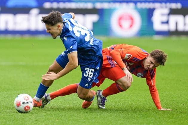 Soccer 2 Bundesliga, Matchday 11, Karlsruher SC FC Schalke 04 on 01 11 2025 in Karlsruhe BBBank Wildpark , Germany, Season 2025 2026 DFL REGULATIONS PROHIBIT ANY USE OF PHOTOGRAPHS AS IMAGE SEQUENCES AND OR QUASI VIDEO Rafael Pinto Pedrosa 36, KSC in duel with Vitalie Becker 33, S04 Karlsruhe BBBank Wildpark Germany Copyright: xChristophxKinzingerx