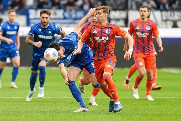Soccer 2 Bundesliga, Matchday 11, Karlsruher SC FC Schalke 04 on 01 11 2025 in Karlsruhe BBBank Wildpark , Germany, Season 2025 2026 DFL REGULATIONS PROHIBIT ANY USE OF PHOTOGRAPHS AS IMAGE SEQUENCES AND OR QUASI VIDEO Felipe Sanchez 2, S04 in duel with Roko Simic 9, KSC Karlsruhe BBBank Wildpark Germany Copyright: xChristophxKinzingerx