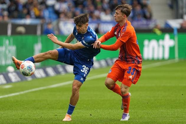 Soccer 2 Bundesliga, Matchday 11, Karlsruher SC FC Schalke 04 on 01 11 2025 in Karlsruhe BBBank Wildpark , Germany, Season 2025 2026 DFL REGULATIONS PROHIBIT ANY USE OF PHOTOGRAPHS AS IMAGE SEQUENCES AND OR QUASI VIDEO Rafael Pinto Pedrosa 36, KSC in duel with Vitalie Becker 33, S04 Karlsruhe BBBank Wildpark Germany Copyright: xChristophxKinzingerx