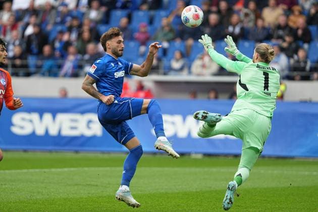 Soccer 2 Bundesliga, Matchday 11, Karlsruher SC FC Schalke 04 on 01 11 2025 in Karlsruhe BBBank Wildpark , Germany, Season 2025 2026 DFL REGULATIONS PROHIBIT ANY USE OF PHOTOGRAPHS AS IMAGE SEQUENCES AND OR QUASI VIDEO Fabian Schleusener 24, KSC with a shot on goal against Loris Karius 1, S04 Karlsruhe BBBank Wildpark Germany Copyright: xChristophxKinzingerx