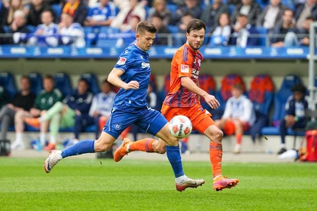 Soccer 2 Bundesliga, Matchday 11, Karlsruher SC FC Schalke 04 on 01 11 2025 in Karlsruhe BBBank Wildpark , Germany, Season 2025 2026 DFL REGULATIONS PROHIBIT ANY USE OF PHOTOGRAPHS AS IMAGE SEQUENCES AND OR QUASI VIDEO Marvin Wanitzek 10, KSC in duel with Adrian Gantenbein 17, S04 Karlsruhe BBBank Wildpark Germany Copyright: xChristophxKinzingerx