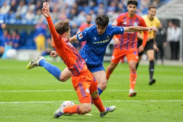 Soccer 2 Bundesliga, Matchday 11, Karlsruher SC FC Schalke 04 on 01 11 2025 in Karlsruhe BBBank Wildpark , Germany, Season 2025 2026 DFL REGULATIONS PROHIBIT ANY USE OF PHOTOGRAPHS AS IMAGE SEQUENCES AND OR QUASI VIDEO Roko Simic 9, KSC shoots on goal blocked by Vitalie Becker 33, S04 Karlsruhe BBBank Wildpark Germany Copyright: xChristophxKinzingerx