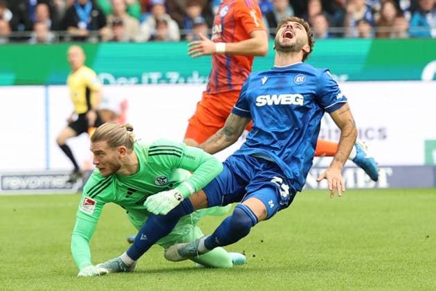 01 11 2025, xrekx, Fußball 2 Bundesliga, Karlsruher SC FC Schalke 04 v l Loris Karius FC Schalke 04 Fabian Schleusener Karlsruher SC Zweikampf, Aktion, action, battle for the ball DFL DFB REGULATIONS PROHIBIT ANY USE OF PHOTOGRAPHS as IMAGE SEQUENCES and or QUASI VIDEO Karlsruhe