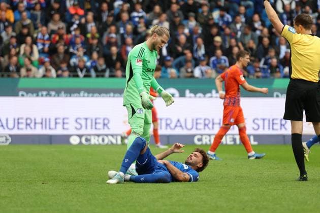 01 11 2025, xrekx, Soccer 2 Bundesliga, Karlsruher SC FC Schalke 04 v l Loris Karius FC Schalke 04 Fabian Schleusener Karlsruher SC DFL DFB REGULATIONS PROHIBIT ANY USE OF PHOTOGRAPHS as IMAGE SEQUENCES and or QUASI VIDEO Karlsruhe