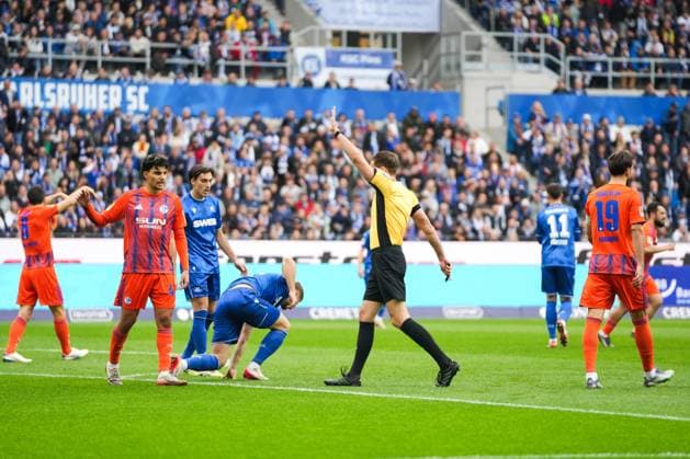 2 Bundesliga, Karlsruher SC vs FC Schalke 05, 01 11 2025 Max Burda Referee 2 Bundesliga, Karlsruher SC vs FC Schalke 05, BBBank Wildpark Karlsruhe, 01 11 2025 DFB DFL REGULATIONS PROHIBIT ANY USE OF PHOTOGRAPHS AS IMAGE SEQUENCES AND OR QUASI VIDEO Copyright: xBEAUTIFULxSPORTS Boscox
