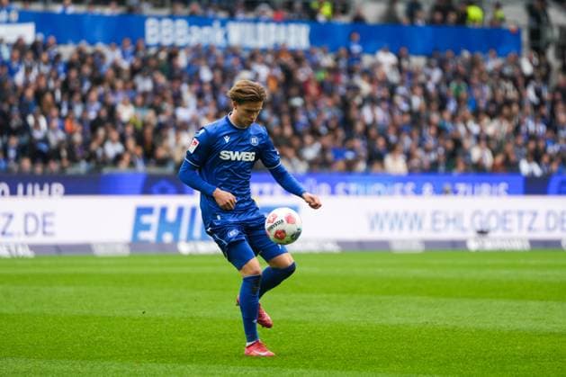 2 Bundesliga, Karlsruher SC vs FC Schalke 05, 01 11 2025 Dženis Burni Karlsruher SC, 7 with the ball 2 Bundesliga, Karlsruher SC vs FC Schalke 05, BBBank Wildpark Karlsruhe, 01 11 2025 DFB DFL REGULATIONS PROHIBIT ANY USE OF PHOTOGRAPHS AS IMAGE SEQUENCES AND OR QUASI VIDEO Copyright: xBEAUTIFULxSPORTS Boscox