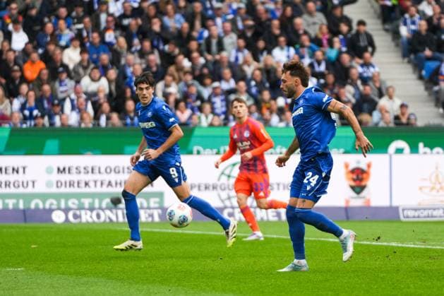 2 Bundesliga, Karlsruher SC vs FC Schalke 05, 01 11 2025 Fabian Schleusener Karlsruher SC, 24 with a chance 2 Bundesliga, Karlsruher SC vs FC Schalke 05, BBBank Wildpark Karlsruhe, 01 11 2025 DFB DFL REGULATIONS PROHIBIT ANY USE OF PHOTOGRAPHS AS IMAGE SEQUENCES AND OR QUASI VIDEO Copyright: xBEAUTIFULxSPORTS Boscox