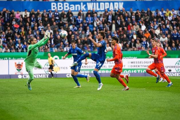 2 Bundesliga, Karlsruher SC vs FC Schalke 05, 01 11 2025 Loris Karius FC Schalke 04, 1 safed a chance by Fabian Schleusener Karlsruher SC, 24 2 Bundesliga, Karlsruher SC vs FC Schalke 05, BBBank Wildpark Karlsruhe, 01 11 2025 DFB DFL REGULATIONS PROHIBIT ANY USE OF PHOTOGRAPHS AS IMAGE SEQUENCES AND OR QUASI VIDEO Copyright: xBEAUTIFULxSPORTS Boscox