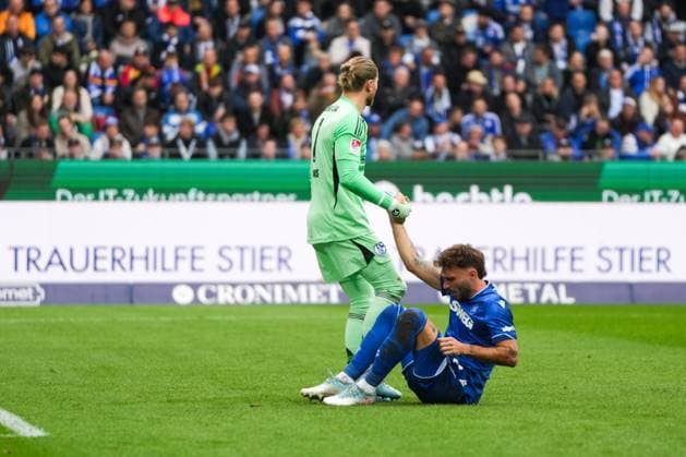 2 Bundesliga, Karlsruher SC vs FC Schalke 05, 01 11 2025 Loris Karius FC Schalke 04, 1 helps Fabian Schleusener Karlsruher SC, 24 to get up after a collision 2 Bundesliga, Karlsruher SC vs FC Schalke 05, BBBank Wildpark Karlsruhe, 01 11 2025 DFB DFL REGULATIONS PROHIBIT ANY USE OF PHOTOGRAPHS AS IMAGE SEQUENCES AND OR QUASI VIDEO Copyright: xBEAUTIFULxSPORTS Boscox
