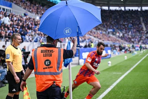 01 11 2025, Soccer, 2 Bundesliga, Season 2025 2026, Matchday 11, Karlsruher SC FC Schalke 04, Amin Younes FC Schalke 04 is protected with an umbrella during a corner kick, xRHR PHOTO YYx Copyright: KROEGER RHR-FOTOx RHR-FOTO YY