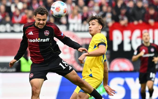 01 11 2025 Soccer season 2025 2026 2 Soccer Bundesliga 11 Matchday 1 FC Nürnberg FCN Club Eintracht Braunschweig EBS BTSV Sportfoto Zink xwoxzix DFL regulations prohibit any use of photographs as image sequences and or quasi video only for editorial use Rafael Lubach 18, 1 FC Nürnberg FCN in header duel with Max Marie 15, Eintracht Braunschweig BTSV EBS