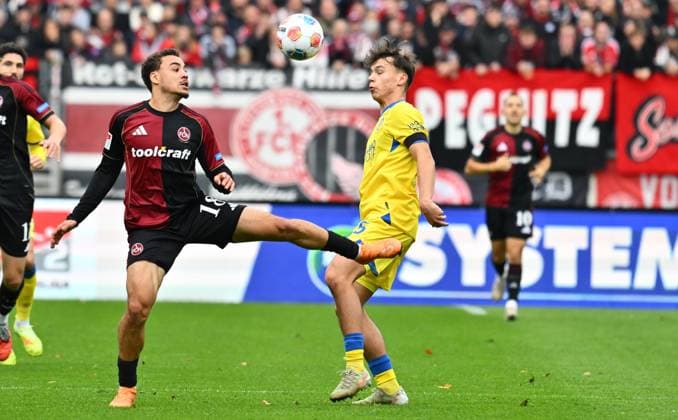 01 11 2025 Soccer Season 2025 2026 2 Soccer Bundesliga 11 Matchday 1 FC Nürnberg FCN Club Eintracht Braunschweig EBS BTSV Sportfoto Zink xwoxzix DFL regulations prohibit any use of photographs as image sequences and or quasi video only for editorial use Rafael Lubach 18, 1 FC Nürnberg FCN Max Marie 15, Eintracht Braunschweig BTSV EBS