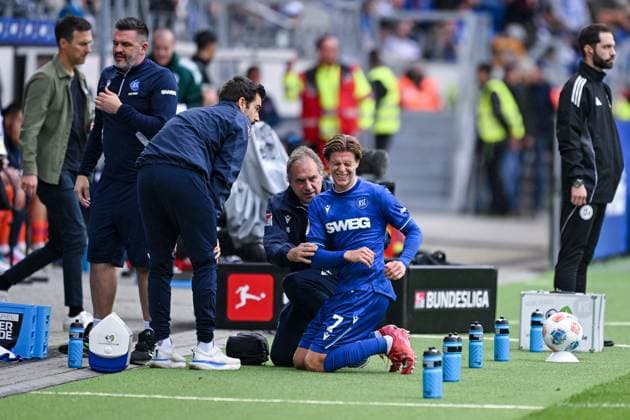 01 11 2025, Football, 2 Bundesliga, Season 2025 2026, Matchday 11, Karlsruher SC FC Schalke 04, Dzenis Burnic Karlsruher SC is treated, xRHR PHOTO YYx Copyright: KROEGER RHR-FOTOx RHR-FOTO YY
