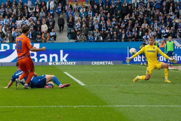 01 11 2025, xhettx, Football 2 Bundesliga, Karlsruher SC FC Schalke 04 v l shot by Karaman, Kenan FC Schalke 04, 19 outstanding by Bernat, Hans Christian Karlsruher SC, 1 parried DFL DFB REGULATIONS PROHIBIT ANY USE OF PHOTOGRAPHS as IMAGE SEQUENCES and or QUASI VIDEO Karlsruhe