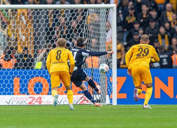 Soccer, Men, Season 2025 2026, 2 Bundesliga 11 Matchday , Hertha BSC Dynamo Dresden, Fabian Reese Hertha BSC scores from the penalty spot to make it 2 0, 01 11 2025, Copyright: xSebastianxRäppold MatthiasxKochx