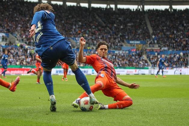 Soufiane El Faouzi FC Schalke 04, 23 comes flying in against David Herold Karlsruher SC, 20 , Karlsruher SC vs FC Schalke 04, 2 Bundesliga, 11 Matchday, 2025 2026, 01 11 2025, DFL REGULATES PROHIBIT ANY USE OF PHOTOGRAPHS AS IMAGE SEQUENCES AND OR QUASI VIDEO, Karlsruher SC vs FC Schalke 04, 2 Bundesliga, 11 Matchday, 2025 2026, 01 11 2025 Karlsruhe Copyright: xEibner-Pressefoto JanxPrihodax EP_JPA
