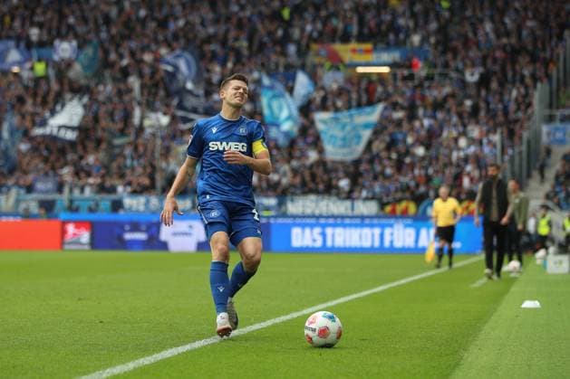 Not satisfied with the course of the match Marvin Wanitzek Karlsruher SC, 10 , Karlsruher SC vs FC Schalke 04, 2 Bundesliga, Matchday 11, 2025 2026, 01 11 2025, DFL REGULATIONS PROHIBIT ANY USE OF PHOTOGRAPHS AS IMAGE SEQUENCES AND OR QUASI VIDEO, Karlsruher SC vs FC Schalke 04, 2 Bundesliga, Matchday 11, 2025 2026, 01 11 2025 Karlsruhe Copyright: xEibner-Pressefoto JanxPrihodax EP_JPA