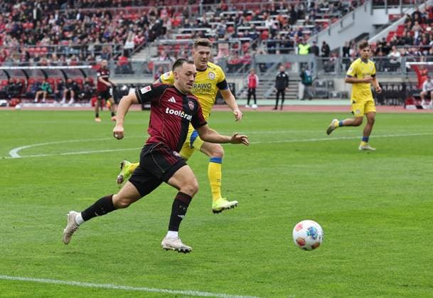 01 11 2025 Soccer Season 2025 2026 2 Soccer Bundesliga 11 Matchday 1 FC Nürnberg FCN Club Eintracht Braunschweig EBS BTSV Sportfoto Zink DaMa xdaxmax DFL regulations prohibit any use of photographs as image sequences and or quasi video only for editorial use Julian Justvan 10, 1 FC Nürnberg FCN Florian Flick 6, Eintracht Braunschweig BTSV EBS