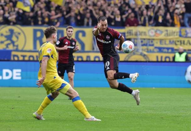 01 11 2025 Soccer Season 2025 2026 2 Soccer Bundesliga 11 Matchday 1 FC Nürnberg FCN Club Eintracht Braunschweig EBS BTSV Sportfoto Zink DaMa xdaxmax DFL regulations prohibit any use of photographs as image sequences and or quasi video only for editorial use Kevin Ehlers 21, Eintracht Braunschweig BTSV EBS Julian Justvan 10, 1 FC Nürnberg FCN