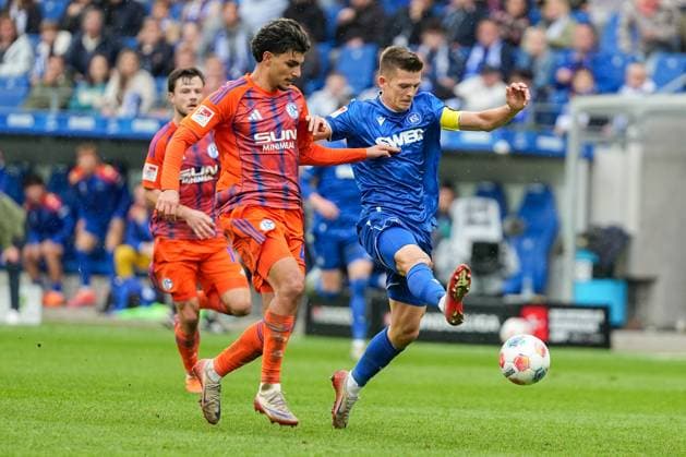 Soccer 2 Bundesliga, Matchday 11, Karlsruher SC FC Schalke 04 on 01 11 2025 in Karlsruhe BBBank Wildpark , Germany, Season 2025 2026 DFL REGULATIONS PROHIBIT ANY USE OF PHOTOGRAPHS AS IMAGE SEQUENCES AND OR QUASI VIDEO Marvin Wanitzek 10, KSC in duel with Mertcan Ayhan 43, S04 Karlsruhe BBBank Wildpark Germany Copyright: xChristophxKinzingerx