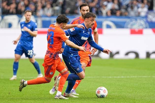 Soccer 2 Bundesliga, Matchday 11, Karlsruher SC FC Schalke 04 on 01 11 2025 in Karlsruhe BBBank Wildpark , Germany, Season 2025 2026 DFL REGULATIONS PROHIBIT ANY USE OF PHOTOGRAPHS AS IMAGE SEQUENCES AND OR QUASI VIDEO Philipp Förster 11, KSC in duel with Soufiane El Faouzi 23, S04 Karlsruhe BBBank Wildpark Germany Copyright: xChristophxKinzingerx