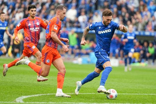 Soccer 2 Bundesliga, Matchday 11, Karlsruher SC FC Schalke 04 on 01 11 2025 in Karlsruhe BBBank Wildpark , Germany, Season 2025 2026 DFL REGULATIONS PROHIBIT ANY USE OF PHOTOGRAPHS AS IMAGE SEQUENCES AND OR QUASI VIDEO Fabian Schleusener 24, KSC in duel with Nikola KatiÄ‡ 25, S04 Karlsruhe BBBank Wildpark Germany Copyright: xChristophxKinzingerx