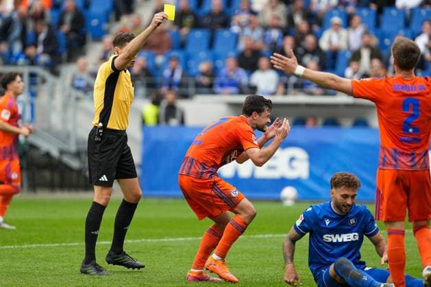 Soccer 2 Bundesliga, Matchday 11, Karlsruher SC FC Schalke 04 on 01 11 2025 in Karlsruhe BBBank Wildpark , Germany, Season 2025 2026 DFL REGULATIONS PROHIBIT ANY USE OF PHOTOGRAPHS AS IMAGE SEQUENCES AND OR QUASI VIDEO Dr Max Burda Referee shows Adrian Gantenbein 17, S04 the yellow card Karlsruhe BBBank Wildpark Germany Copyright: xChristophxKinzingerx