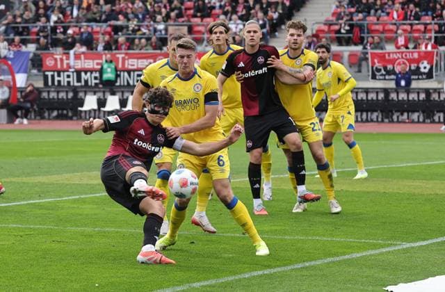 01 11 2025 Soccer Season 2025 2026 2 Soccer Bundesliga 11 Matchday 1 FC Nürnberg FCN Club Eintracht Braunschweig EBS BTSV Sportfoto Zink DaMa xdaxmax DFL regulations prohibit any use of photographs as image sequences and or quasi video only for editorial use Fabio Gruber 4, 1 FC Nürnberg FCN mit Torschuss gg Florian Flick 6, Eintracht Braunschweig BTSV EBS