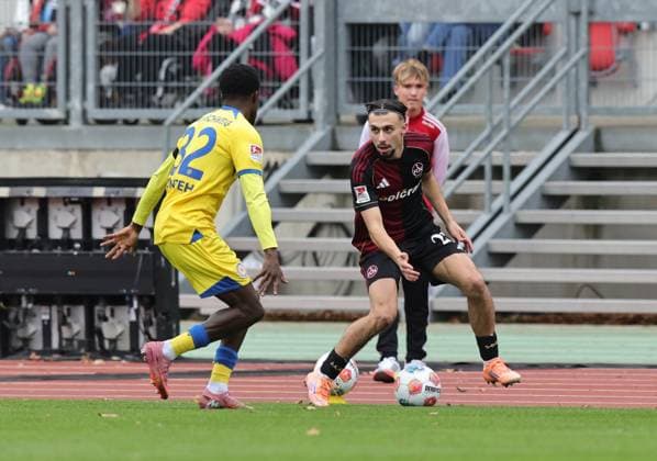 01 11 2025 Soccer Season 2025 2026 2 Soccer Bundesliga 11 Matchday 1 FC Nürnberg FCN Club Eintracht Braunschweig EBS BTSV Sportfoto Zink DaMa xdaxmax DFL regulations prohibit any use of photographs as image sequences and or quasi video only for editorial use Christian Joe Conteh 32, Eintracht Braunschweig BTSV EBS Berkay Yilmaz 21, 1 FC Nürnberg FCN