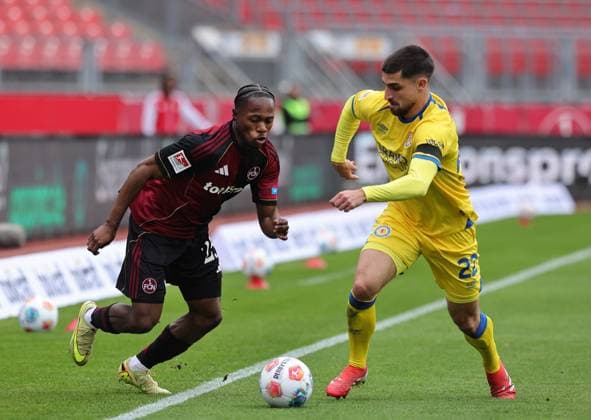 01 11 2025 Soccer Season 2025 2026 2 Soccer Bundesliga 11 Matchday 1 FC Nürnberg FCN Club Eintracht Braunschweig EBS BTSV Sportfoto Zink DaMa xdaxmax DFL regulations prohibit any use of photographs as image sequences and or quasi video only for editorial use Mohamed Ali Zoma 23, 1 FC Nürnberg FCN Fabio Di Michele Sanchez 22, Eintracht Braunschweig BTSV EBS
