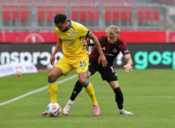 01 11 2025 Soccer Season 2025 2026 2 Soccer Bundesliga 11 Matchday 1 FC Nürnberg FCN Club Eintracht Braunschweig EBS BTSV Sportfoto Zink DaMa xdaxmax DFL regulations prohibit any use of photographs as image sequences and or quasi video only for editorial use Leon Bell Bell 19, Eintracht Braunschweig BTSV EBS Tim Drexler 15, 1 FC Nürnberg FCN