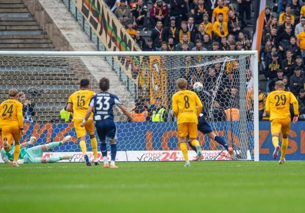 Soccer, Men, Season 2025 2026, 2 Bundesliga 11 Matchday , Hertha BSC Dynamo Dresden, Fabian Reese Hertha BSC scores from the penalty spot to make it 2 0, 01 11 2025, Copyright: xSebastianxRäppold MatthiasxKochx