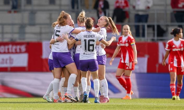 DEU, München, FC Bayern München vs SGS Essen, Google Pixel Frauen Bundesliga, DFB, Saison 2526, FC Bayern Campus, 8 Spieltag im Bild Ramona Maier SGS Essen 9 scores the goal for 1 0 against Bayern München, Jubel und Freude DFB DFL REGULATIONS PROHIBIT ANY USE OF PHOTOGRAPHS AS IMAGE SEQUENCES AND OR QUASI VIDEO, 01 11 2025 Copyright: HMBxMedia HendrikxHamelau