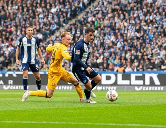 Soccer, Men, Season 2025 2026, 2 Bundesliga 11 Matchday , Hertha BSC Dynamo Dresden, v l Tony Menzel Dresden , Diego Demme Hertha BSC , 01 11 2025, Copyright: xSebastianxRäppold MatthiasxKochx