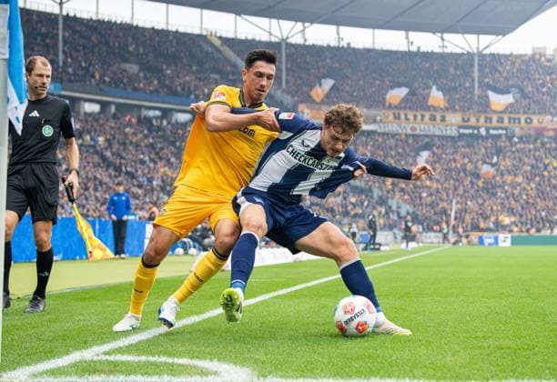 Soccer, Men, Season 2025 2026, 2 Bundesliga 11 Matchday , Hertha BSC Dynamo Dresden, v l Claudio Kammerknecht Dresden , Maurice Krattenmacher Hertha BSC , 01 11 2025, Copyright: xSebastianxRäppold MatthiasxKochx