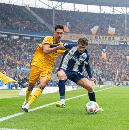 Soccer, Men, Season 2025 2026, 2 Bundesliga 11 Matchday , Hertha BSC Dynamo Dresden, v l Claudio Kammerknecht Dresden , Maurice Krattenmacher Hertha BSC , 01 11 2025, Copyright: xSebastianxRäppold MatthiasxKochx
