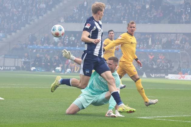 DEU, DFL, 2 FBL, Hertha BSC vs Dynamo Dresden, 01 11 2025, Berliner Olympiastadion, Berlin, DEU, DFL, 2 FBL, Hertha BSC vs Dynamo Dresden, im Bild Luca Schuler Hertha BSC Berlin 18 , LENNART GRILL Dynamo Dresden 22 DFL regulations prohibit any use of Photographs as image sequences and or quasi video nordphotoxGmbHx xEngler nph00076