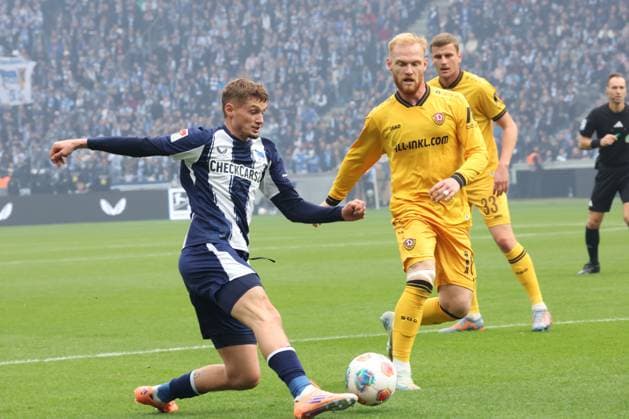 DEU, DFL, 2 FBL, Hertha BSC vs Dynamo Dresden, 01 11 2025, Berliner Olympiastadion, Berlin, DEU, DFL, 2 FBL, Hertha BSC vs Dynamo Dresden, im Bild Michael Cuisance Hertha BSC Berlin 10 , Jannik Mueller Dynamo Dresden 18 DFL regulations prohibit any use of Photographs as image sequences and or quasi video nordphotoxGmbHx xEngler nph00076