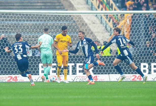 Soccer, Men, Season 2025 2026, 2 Bundesliga 11 Matchday , Hertha BSC Dynamo Dresden, f l Michal Karbownik Hertha BSC , Michael Cuisance Hertha BSC , Maurice Krattenmacher Hertha BSC , Cheering after goal to 1 0, 01 11 2025, Copyright: xSebastianxRäppold MatthiasxKochx