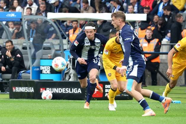 DEU, DFL, 2 FBL, Hertha BSC vs Dynamo Dresden, 01 11 2025, Berliner Olympiastadion, Berlin, DEU, DFL, 2 FBL, Hertha BSC vs Dynamo Dresden, pictured Fabian Reese Hertha BSC Berlin 11 , Michael Cuisance Hertha BSC Berlin 10 , CLAUDIO KAMMERKNECHT Dynamo Dresden 15 DFL regulations prohibit any use of Photographs as image sequences and or quasi video nordphotoxGmbHx xEngler nph00076