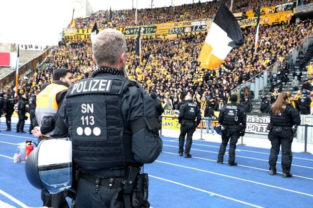 DEU, DFL, 2 FBL, Hertha BSC vs Dynamo Dresden, 01 11 2025, Berliner Olympiastadion, Berlin, DEU, DFL, 2 FBL, Hertha BSC vs Dynamo Dresden, im Bild Dresdner Fankurve, Polizei DFL regulations prohibit any use of Photographs as image sequences and or quasi video nordphotoxGmbHx xEngler nph00076