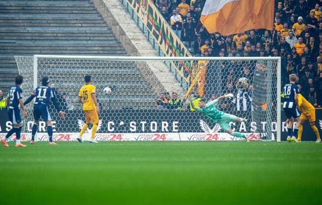 Soccer, Men, Season 2025 2026, 2 Bundesliga 11 Matchday , Hertha BSC Dynamo Dresden, Michael Cuisance Hertha BSC scores the goal for 1 0 against goalkeeper Lennart Grill Dresden , 01 11 2025, Copyright: xSebastianxRäppold MatthiasxKochx