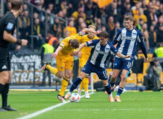 Soccer, Men, Season 2025 2026, 2 Bundesliga 11 Matchday , Hertha BSC Dynamo Dresden, f l Niklas Hauptmann Dresden , Michal Karbownik Hertha BSC , Michael Cuisance Hertha BSC , 01 11 2025, Copyright: xSebastianxRäppold MatthiasxKochx