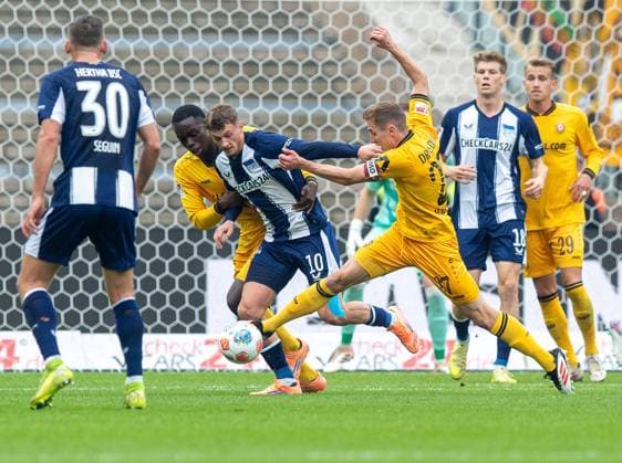 Soccer, Men, Season 2025 2026, 2 Bundesliga 11 Matchday , Hertha BSC Dynamo Dresden, f l Paul Seguin Hertha BSC , Kofi Amoako Dresden , Michael Cuisance Hertha BSC , Niklas Hauptmann Dresden , 01 11 2025, Copyright: xSebastianxRäppold MatthiasxKochx