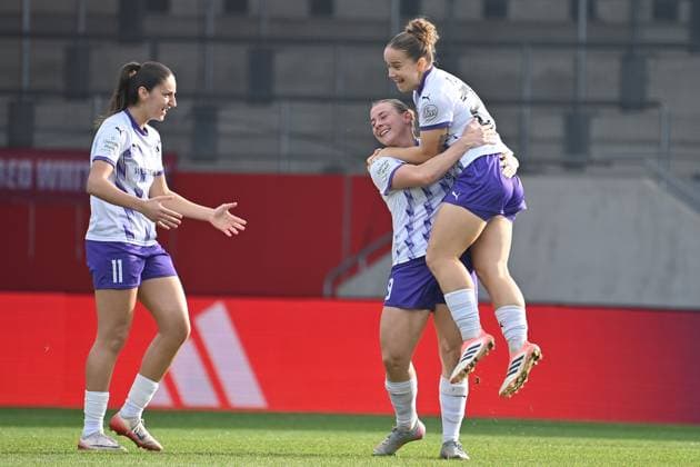 Goal celebration Ramona MAIER E with Paulina PLATNER E after goal to 0 1, cheering,joy,enthusiasm,action li Laureta ELMAZI E Football Google Pixel Womens Bundesliga Season 2025 2026, 8 Matchday, Matchday08 FC Bayern Muenchen Women SGS Essen on 01 11 2025 FC BAYERN CAMPUS