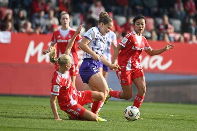 from left Pernile HARDER FCB , Paulina PLATNER E , Momoko TANIKAWA FCB , Action,Zweikampf Fussball Google Pixel Bundesliga der Frauen Saison 2025 2026, 8 Spieltag, Spieltag08 FC Bayern Muenchen Frauen SGS Essen am 01 11 2025 FC BAYERN CAMPUS